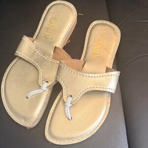 Kino Key West Gold flip flop sandals-sz 10- new